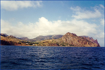 Вид на горный массив Кара-Даг с моря