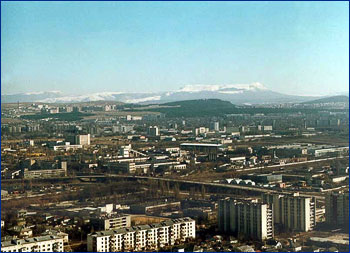 Вид на Симферополь (вдали гора Чатыр-Даг)